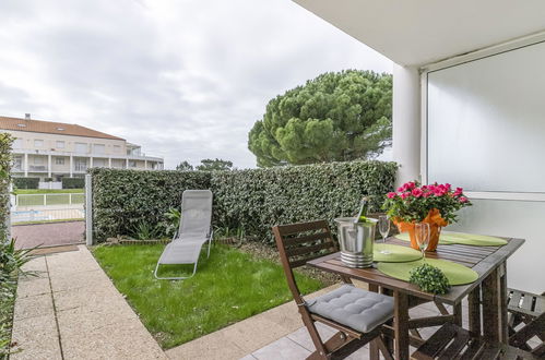 Foto 2 - Appartamento con 1 camera da letto a Les Sables-d'Olonne con piscina e vista mare