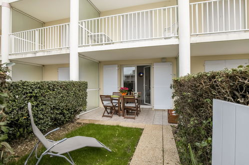 Foto 11 - Appartamento con 1 camera da letto a Les Sables-d'Olonne con piscina e vista mare