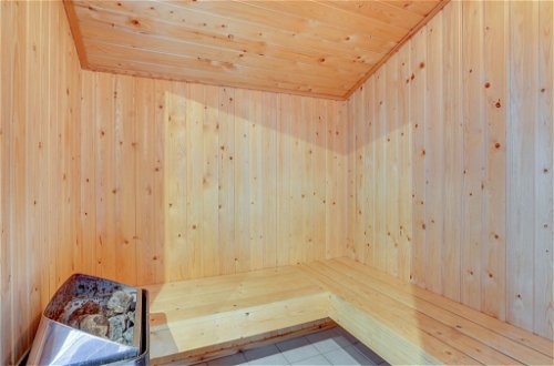 Foto 16 - Casa con 4 camere da letto a Harrerenden con terrazza e sauna