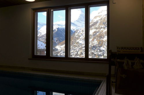 Foto 39 - Haus mit 4 Schlafzimmern in Zermatt mit schwimmbad und blick auf die berge