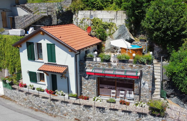 Casa de 3 quartos em Dongo com piscina privada e jardim - Foto 1