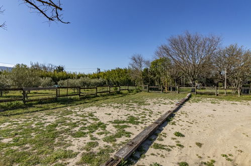 Foto 41 - Casa con 6 camere da letto a Lagnes con piscina e giardino