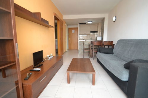 Photo 3 - 2 bedroom Apartment in Salou with swimming pool and garden