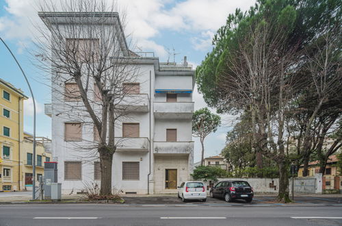 Foto 15 - Apartamento de 2 habitaciones en Viareggio con jardín y vistas al mar