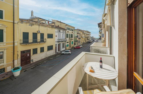 Foto 20 - Appartamento con 2 camere da letto a Viareggio con giardino e vista mare