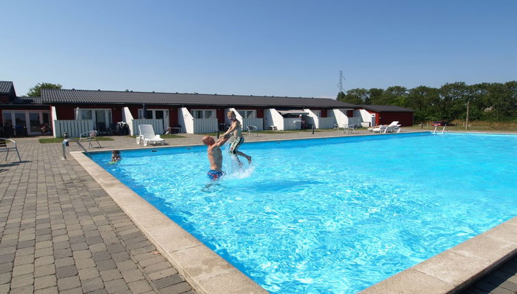 Foto 1 - Apartamento de 2 quartos em Aakirkeby com piscina e terraço