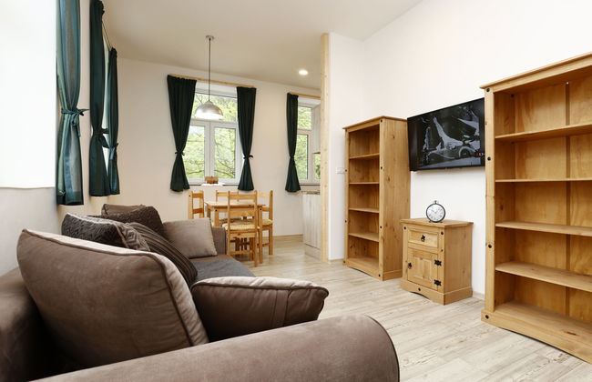 Apartamento de 2 quartos em Desná com jardim e banheira de hidromassagem - Foto 1