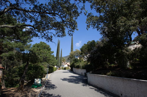 Photo 20 - 1 bedroom Apartment in Le Lavandou with swimming pool and sea view