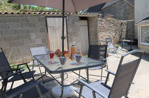 Photo 20 - 2 bedroom House in Plounévez-Lochrist with garden and sea view