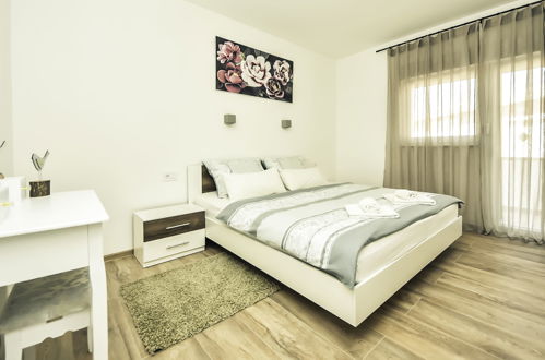 Foto 14 - Appartamento con 3 camere da letto a Vir con terrazza e vista mare