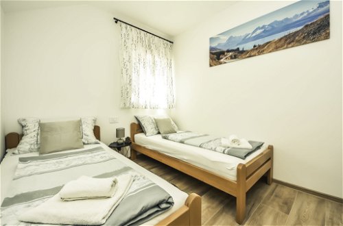 Foto 19 - Apartment mit 3 Schlafzimmern in Vir mit terrasse und blick aufs meer