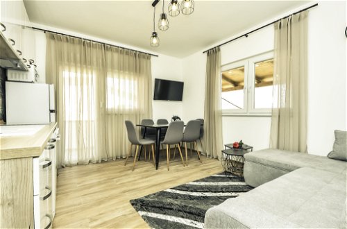 Foto 2 - Appartamento con 3 camere da letto a Vir con terrazza e vista mare