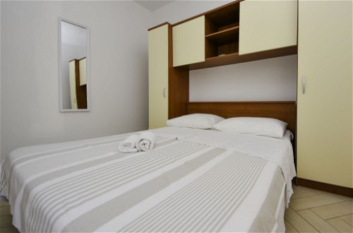 Foto 9 - Appartamento con 4 camere da letto a Jasenice con vista mare
