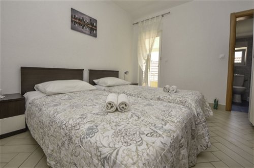 Foto 12 - Appartamento con 4 camere da letto a Jasenice con vista mare
