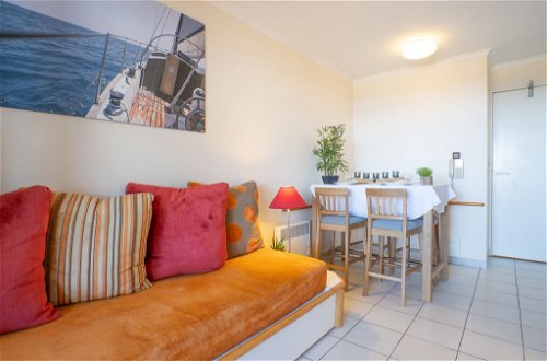 Foto 10 - Apartamento de 1 habitación en Saint-Raphaël con piscina y vistas al mar