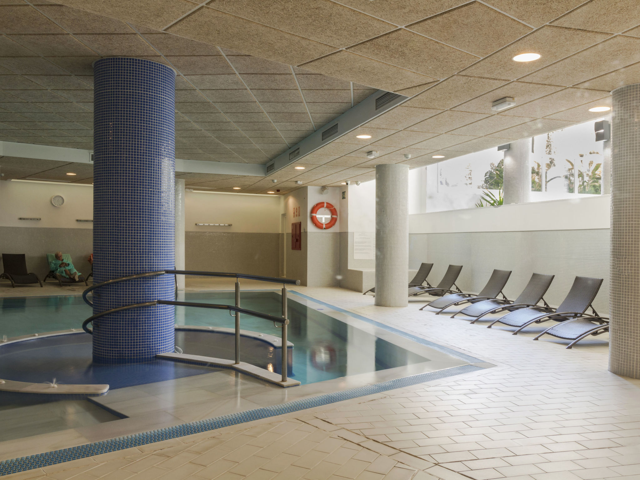 Foto 30 - Appartamento con 2 camere da letto a Estepona con piscina e vista mare