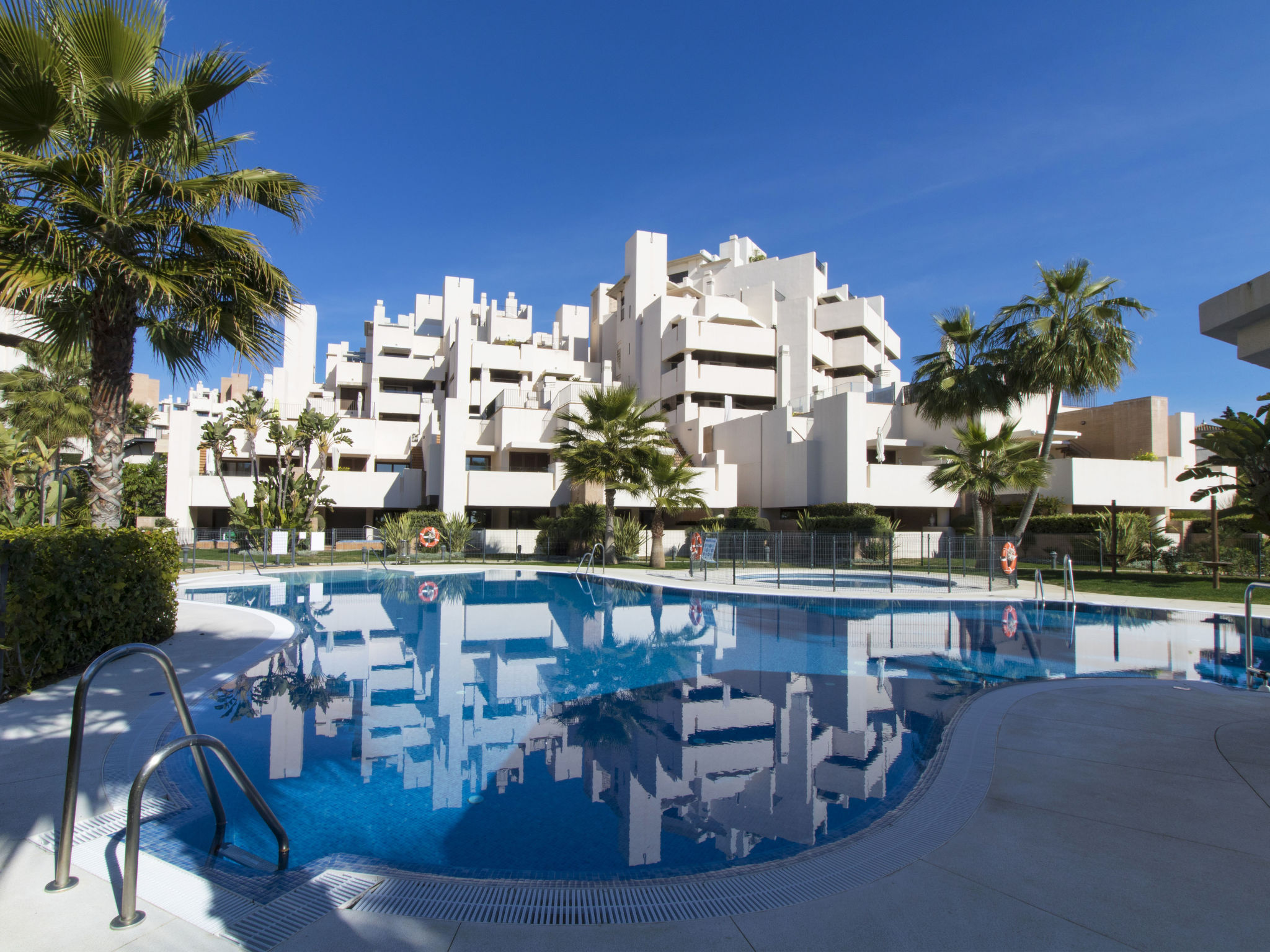 Foto 1 - Appartamento con 2 camere da letto a Estepona con piscina e vista mare