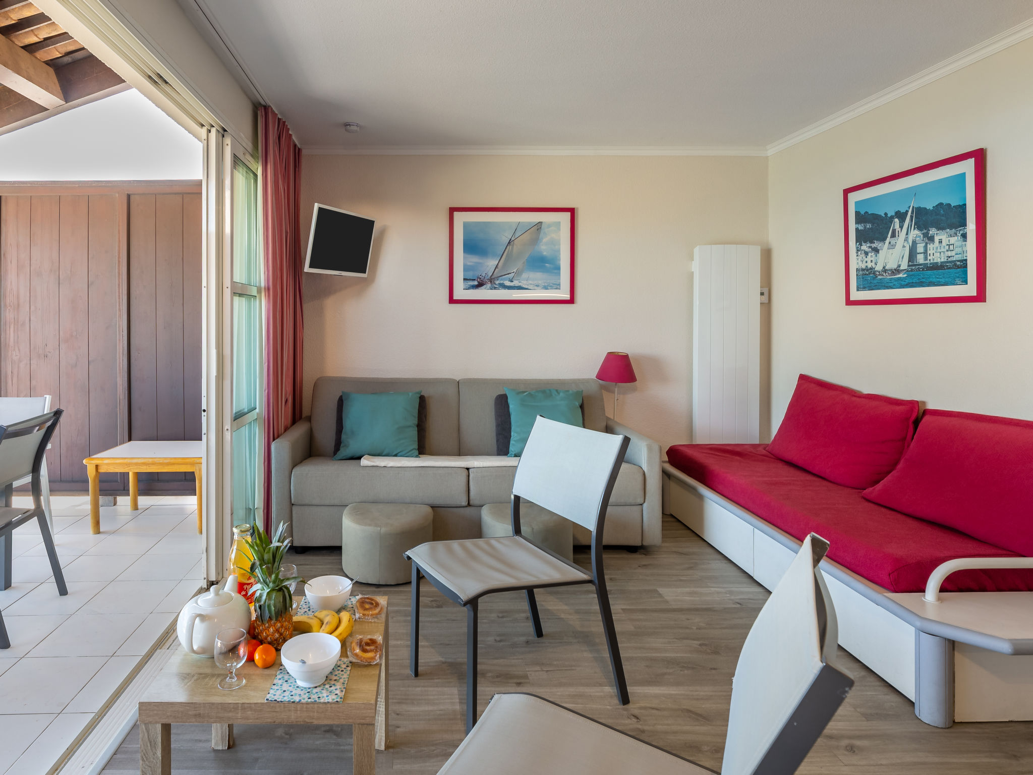 Foto 3 - Apartment mit 2 Schlafzimmern in Saint-Raphaël mit schwimmbad und blick aufs meer