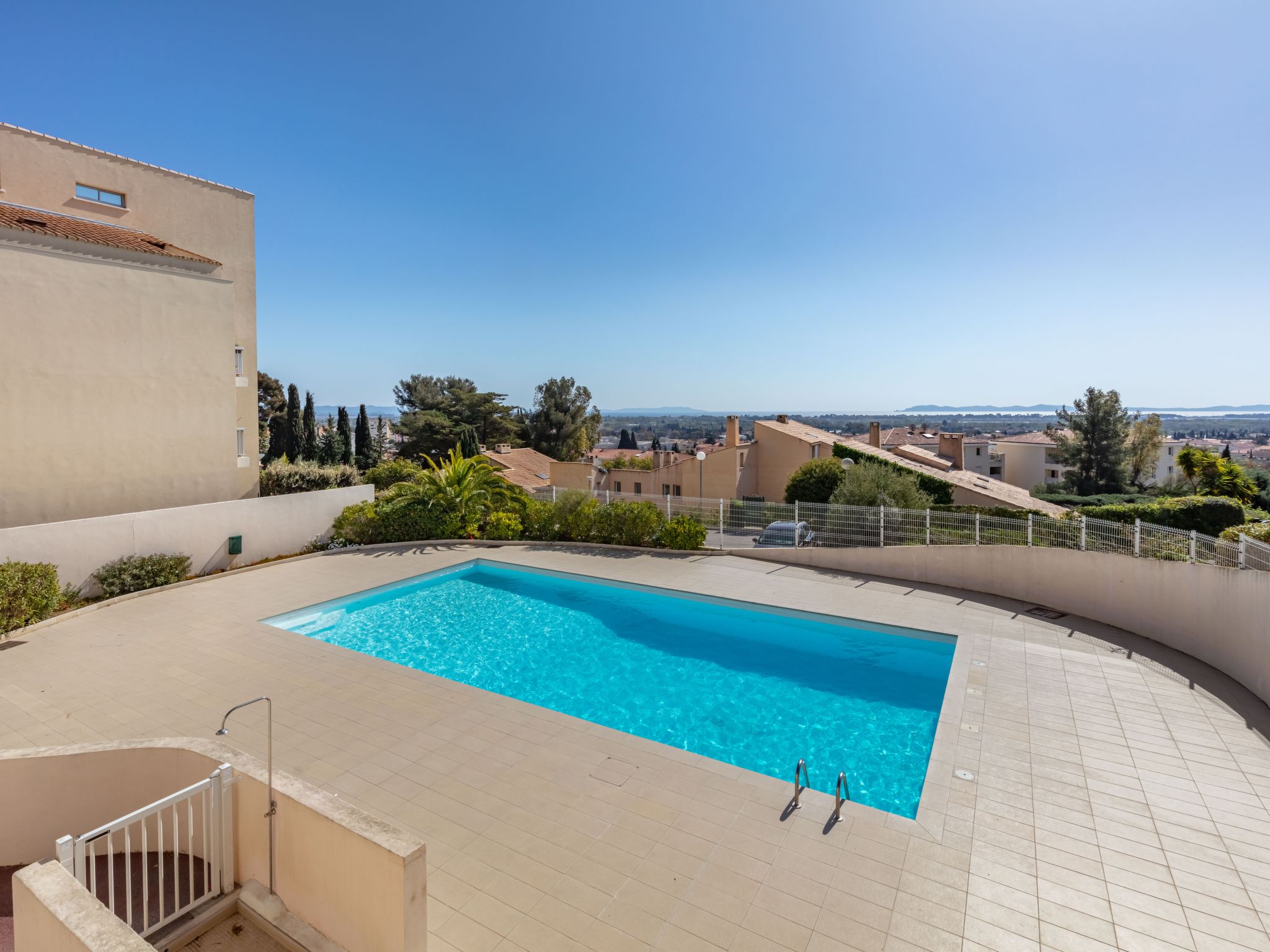 Foto 1 - Apartamento de 2 habitaciones en Hyères con piscina y vistas al mar