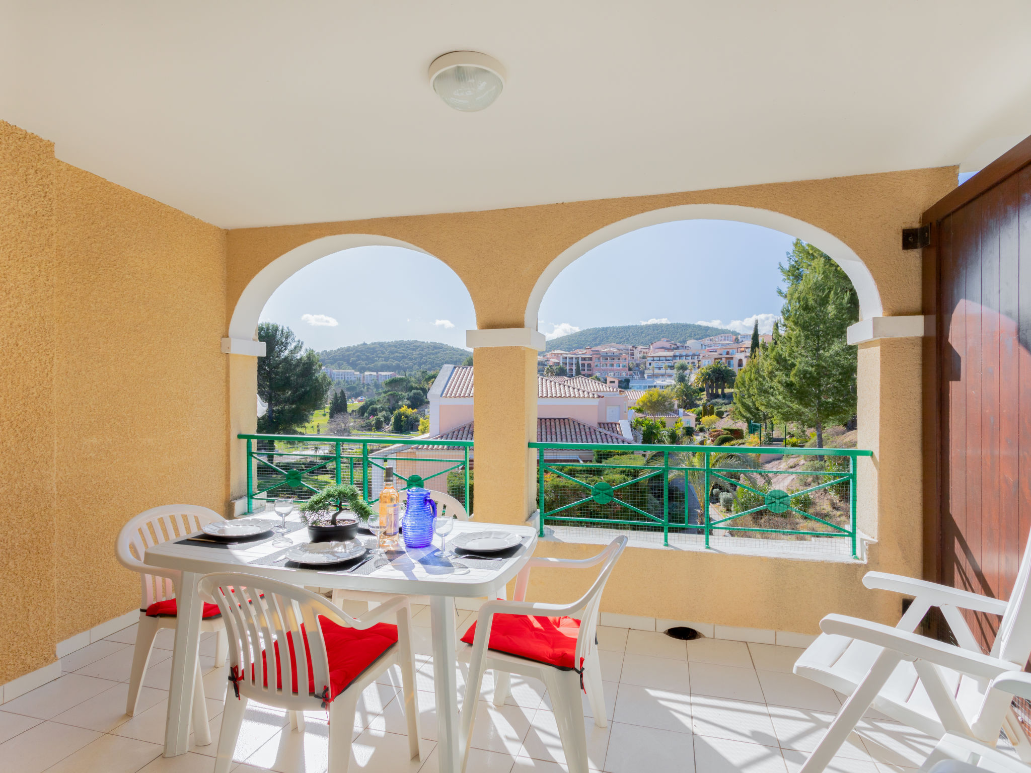 Foto 2 - Appartamento con 1 camera da letto a Saint-Raphaël con piscina e vista mare