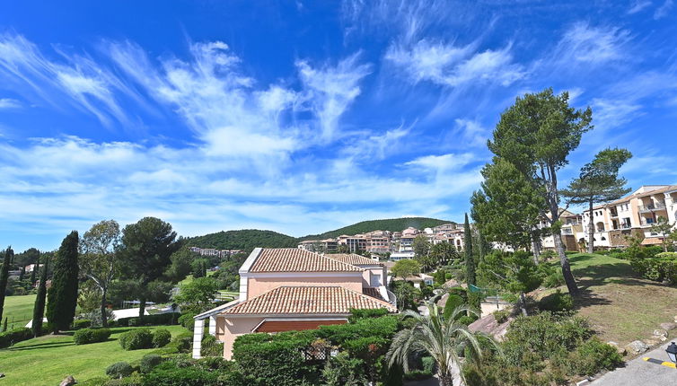 Foto 1 - Apartamento de 1 quarto em Saint-Raphaël com piscina e vistas do mar