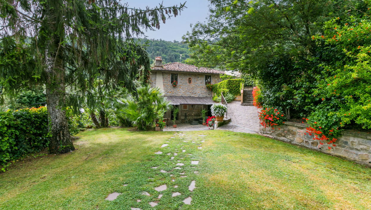 Maison de 8 chambres à Pescia avec piscine privée et jardin - Photo 1