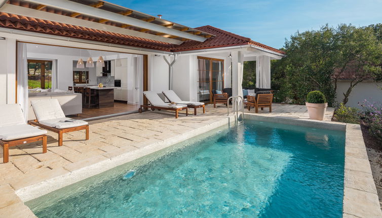 Photo 1 - Maison de 2 chambres à Bale avec piscine privée et vues à la mer