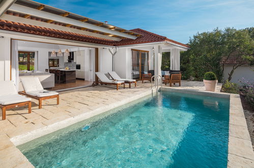 Photo 1 - Maison de 2 chambres à Bale avec piscine privée et vues à la mer