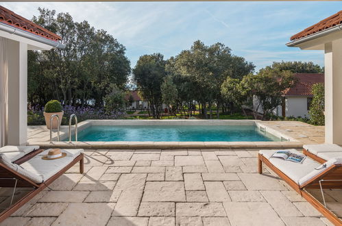 Photo 12 - Maison de 2 chambres à Bale avec piscine privée et vues à la mer