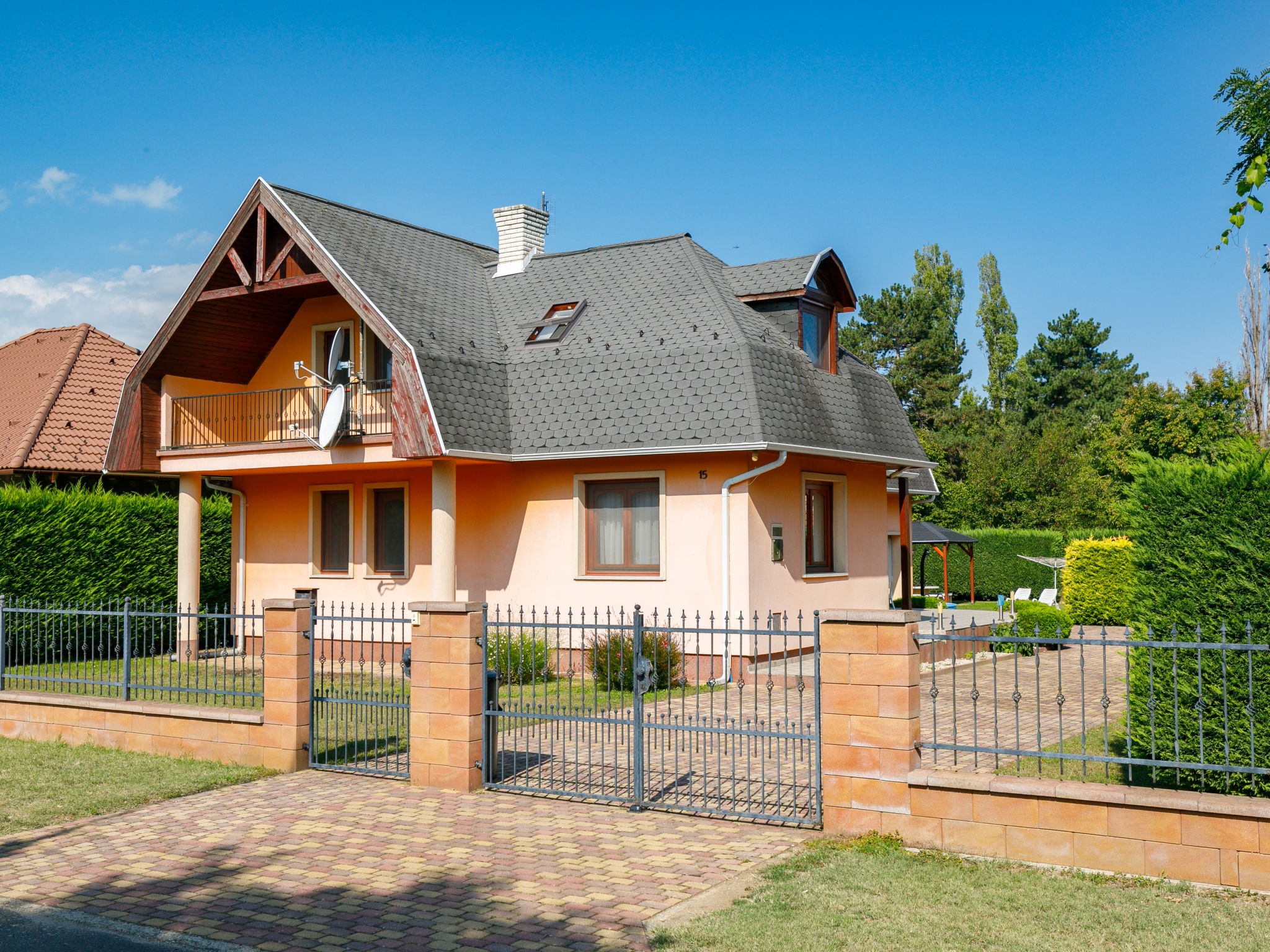 Photo 1 - Maison de 4 chambres à Balatonszárszó avec piscine privée et jardin