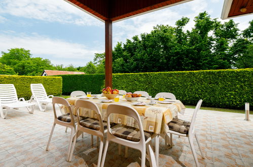 Photo 3 - Maison de 4 chambres à Balatonszárszó avec piscine privée et jardin