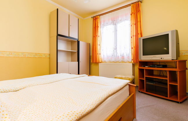 Casa de 5 quartos em Balatonszárszó com piscina privada e jardim - Foto 28