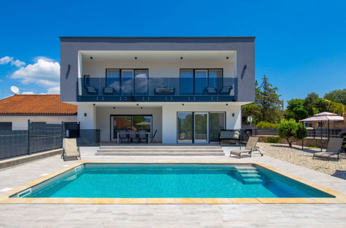 Foto 41 - Casa de 4 quartos em Krk com piscina privada e vistas do mar