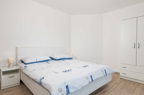 Foto 20 - Casa con 4 camere da letto a Krk con piscina privata e vista mare