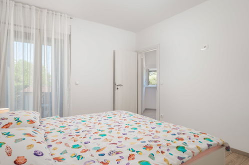 Foto 27 - Casa con 4 camere da letto a Krk con piscina privata e vista mare