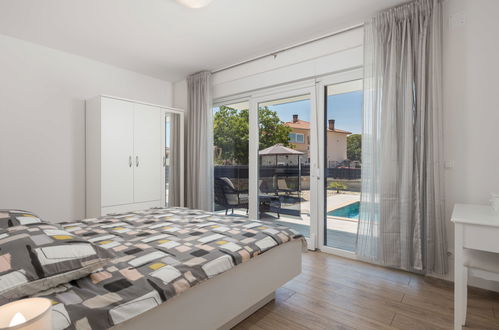 Foto 5 - Casa de 4 quartos em Krk com piscina privada e jardim