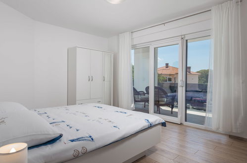 Foto 21 - Casa con 4 camere da letto a Krk con piscina privata e vista mare