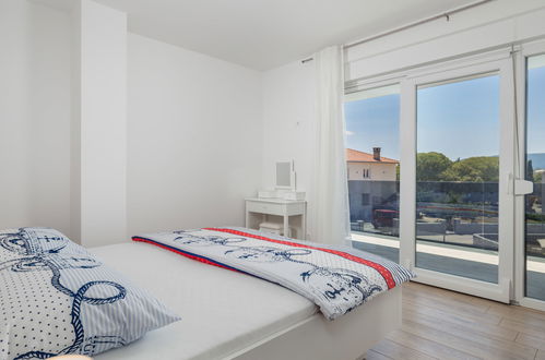 Foto 18 - Casa con 4 camere da letto a Krk con piscina privata e vista mare