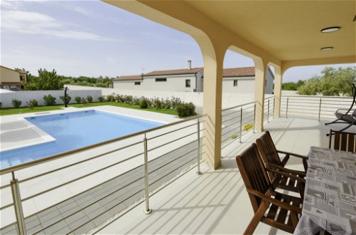 Foto 31 - Casa con 3 camere da letto a Poličnik con piscina privata e vista mare