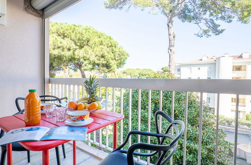 Foto 13 - Appartamento con 1 camera da letto a Hyères con piscina e vista mare