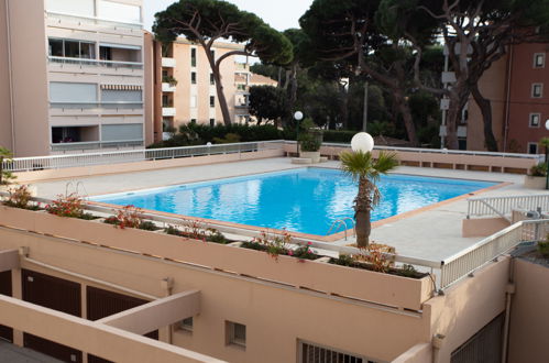 Foto 16 - Apartamento de 1 habitación en Hyères con piscina y vistas al mar
