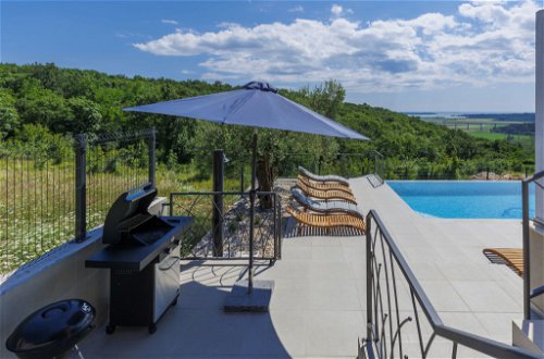 Foto 22 - Casa de 7 quartos em Brtonigla com piscina privada e vistas do mar