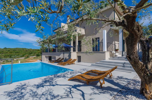 Photo 2 - Maison de 7 chambres à Brtonigla avec piscine privée et vues à la mer