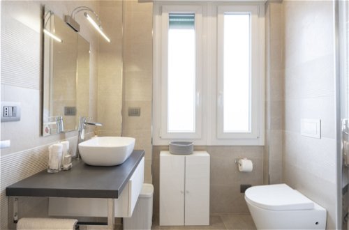 Foto 19 - Appartamento con 2 camere da letto a Sanremo con vista mare