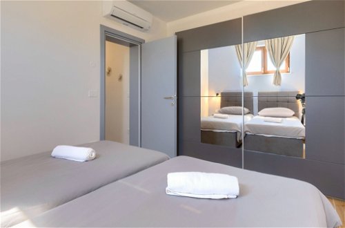 Foto 19 - Appartamento con 2 camere da letto a Žminj con piscina privata e vista mare