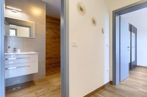 Foto 20 - Appartamento con 2 camere da letto a Žminj con piscina privata e vista mare