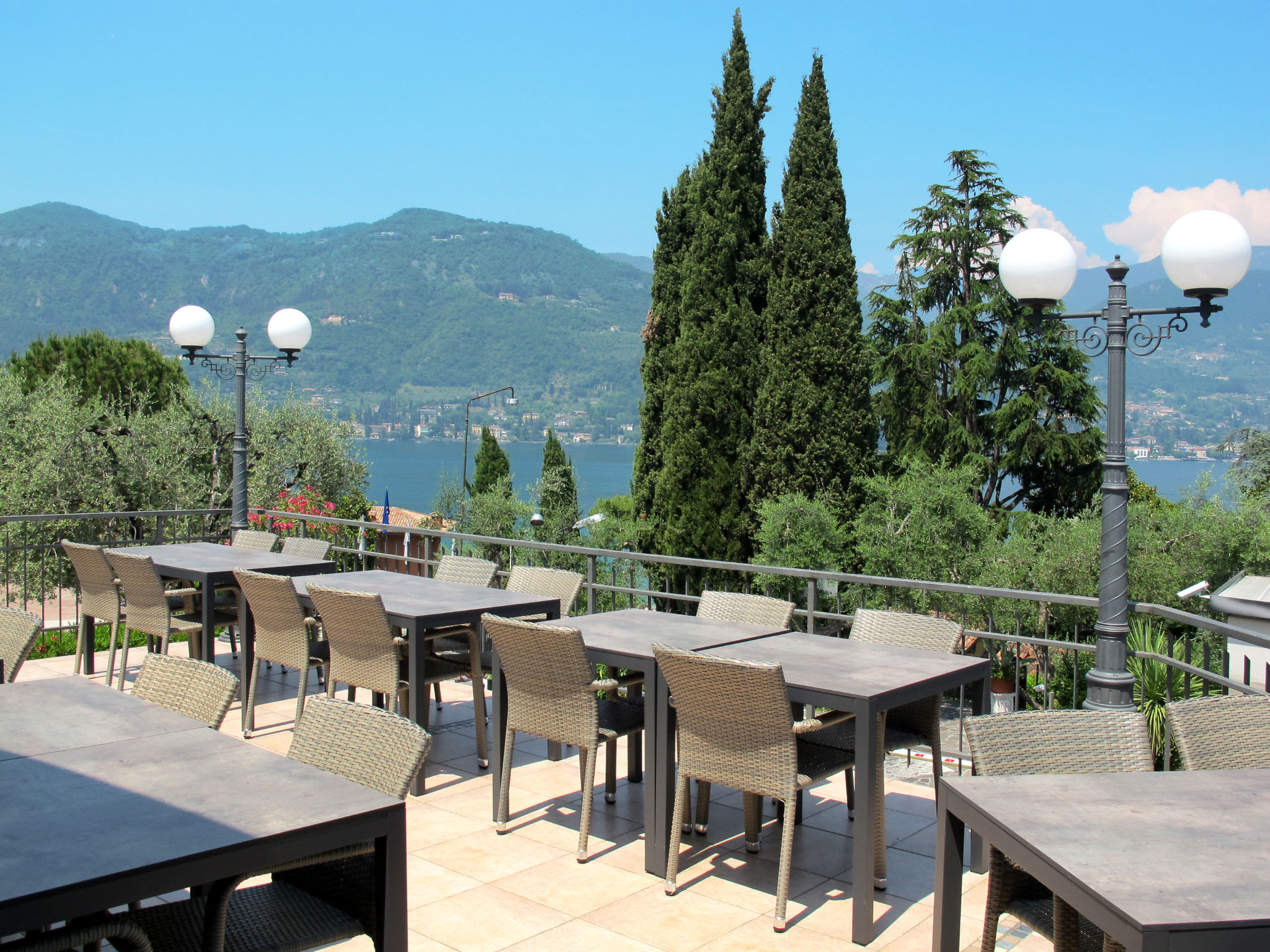 Foto 17 - Haus mit 2 Schlafzimmern in San Felice del Benaco mit schwimmbad und blick auf die berge