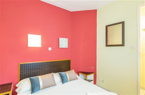Foto 15 - Appartamento con 1 camera da letto a Saint-Raphaël con piscina e vista mare