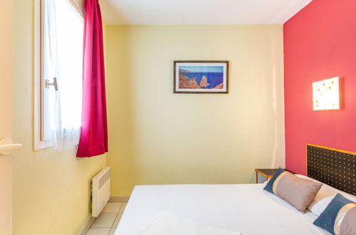 Foto 16 - Apartment mit 1 Schlafzimmer in Saint-Raphaël mit schwimmbad und blick aufs meer