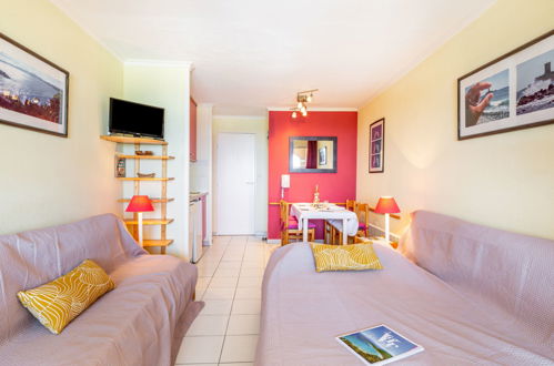 Foto 8 - Apartment mit 1 Schlafzimmer in Saint-Raphaël mit schwimmbad und blick aufs meer